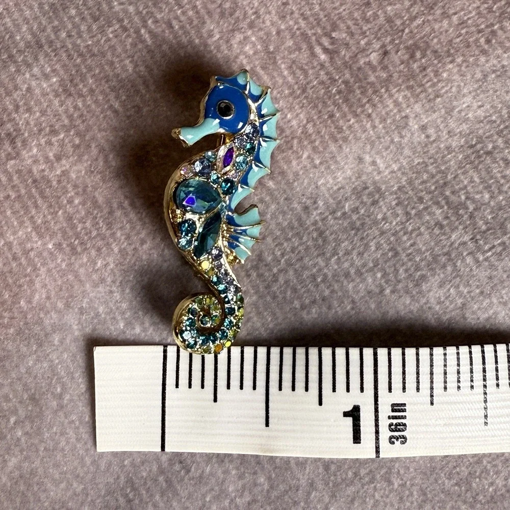 Small Brilliant Seahorse Brooch Pin Blue Rhinestones Gold Tone Metal - Picture 5 of 5